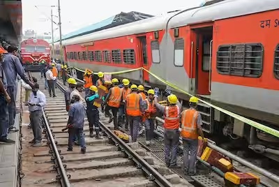 چارمینارایکسپریس ٹرین پٹریوں پر سے اترگئی،دس مسافرین معمولی زخمی