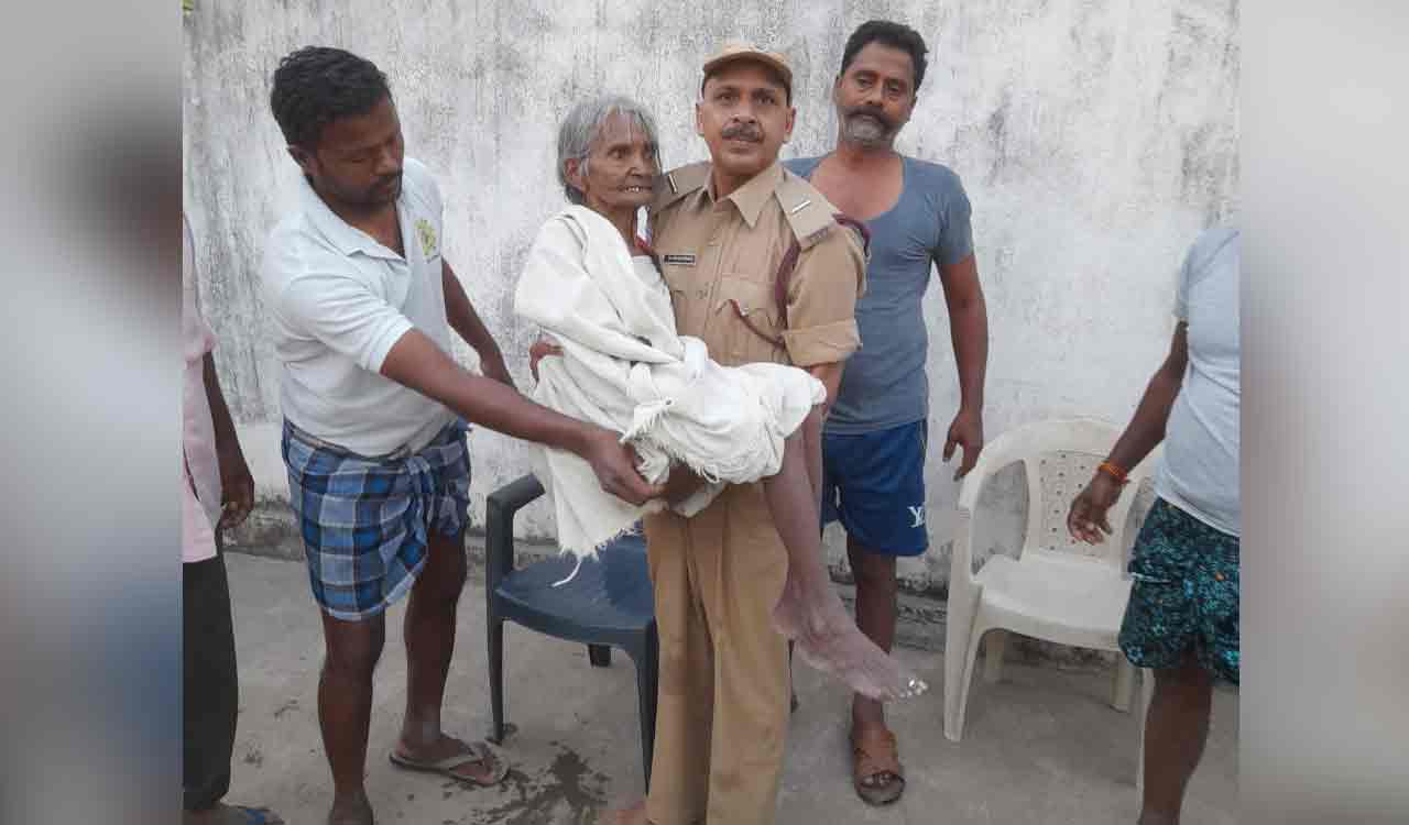 فائر اینڈ ریسکیو اہلکاروں نے کریم نگر میں 80 سالہ خاتون کو کنویں سے بچایا
