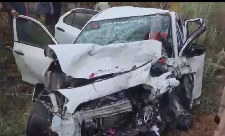 افسوسناک حادثہ کرنول میں کار کی ٹکر سے ایک ہی خاندان کے 5 افراد ہلاک، 4 زخمی