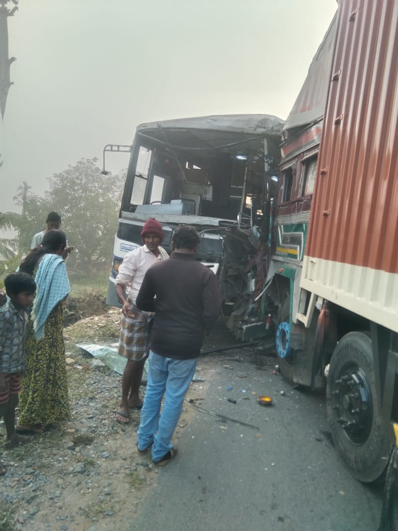 بھوپالاپلی ضلع میں سڑک حادثہ، ایک شخص ہلاک،کئی زخمی