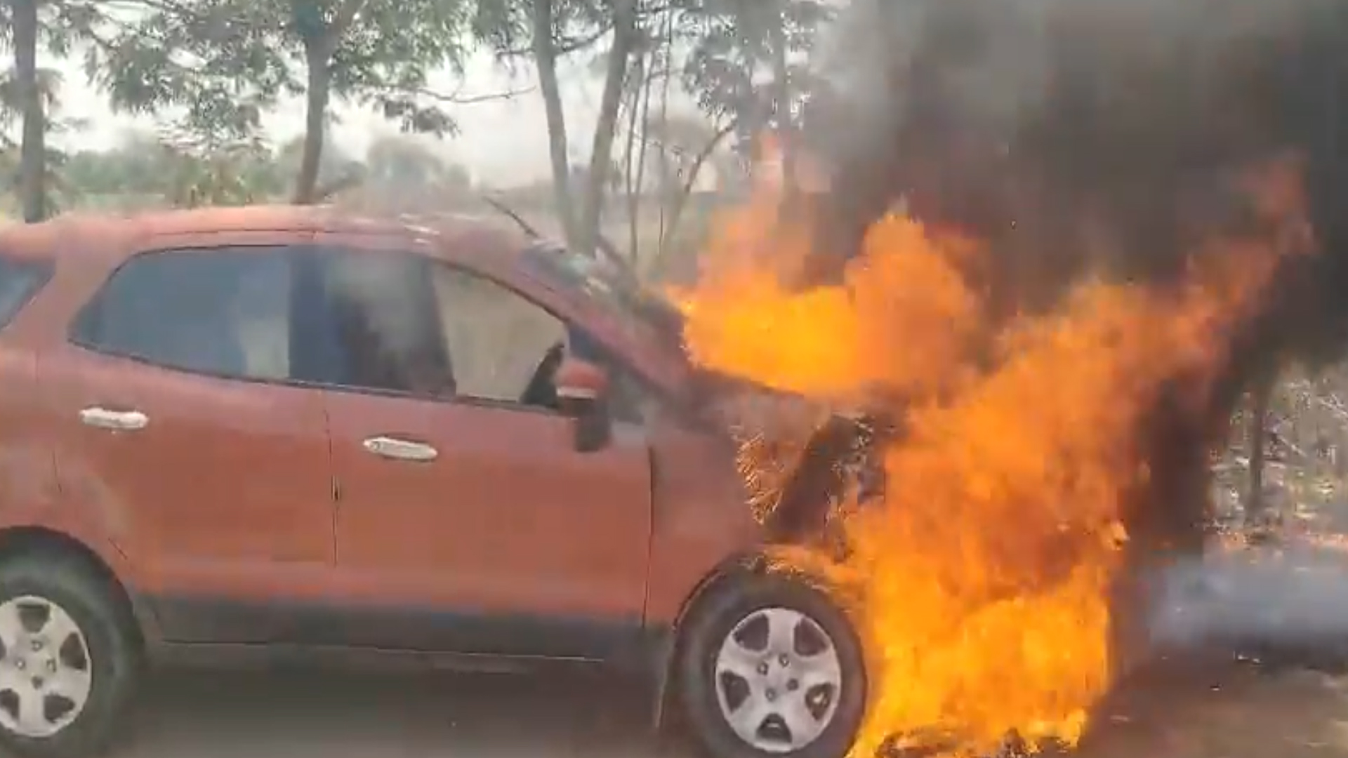 تلنگانہ کے سنگاریڈی ضلع میں چلتی کار میں آگ لگ گئی