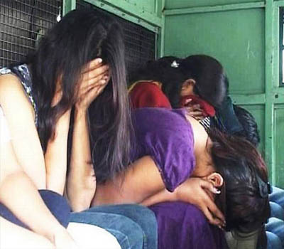 جسم فروشی کے کاروبار کے معاملے میں 20 مرد، آٹھ خواتین گرفتار