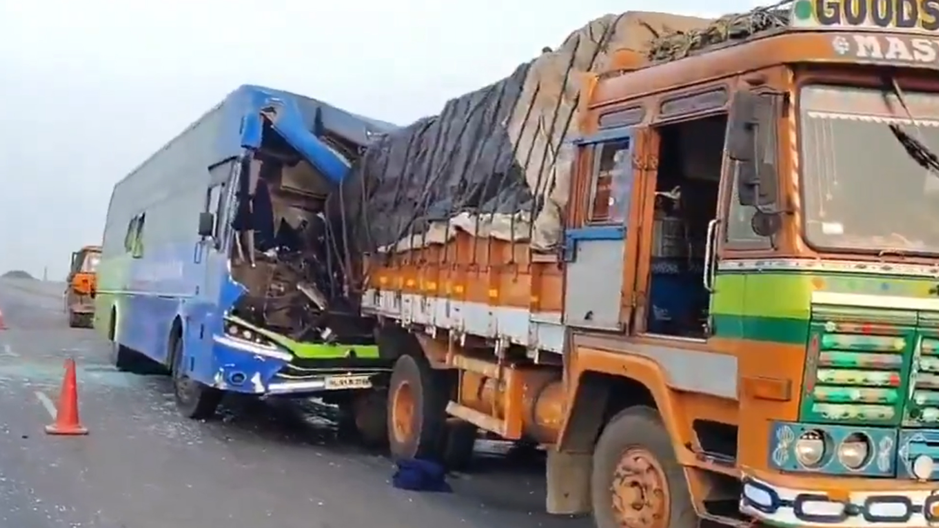 حیدرآباد سے ایلورو جانے والی ٹریول بس لاری سے ٹکرا گئی، 16 مسافر زخمی