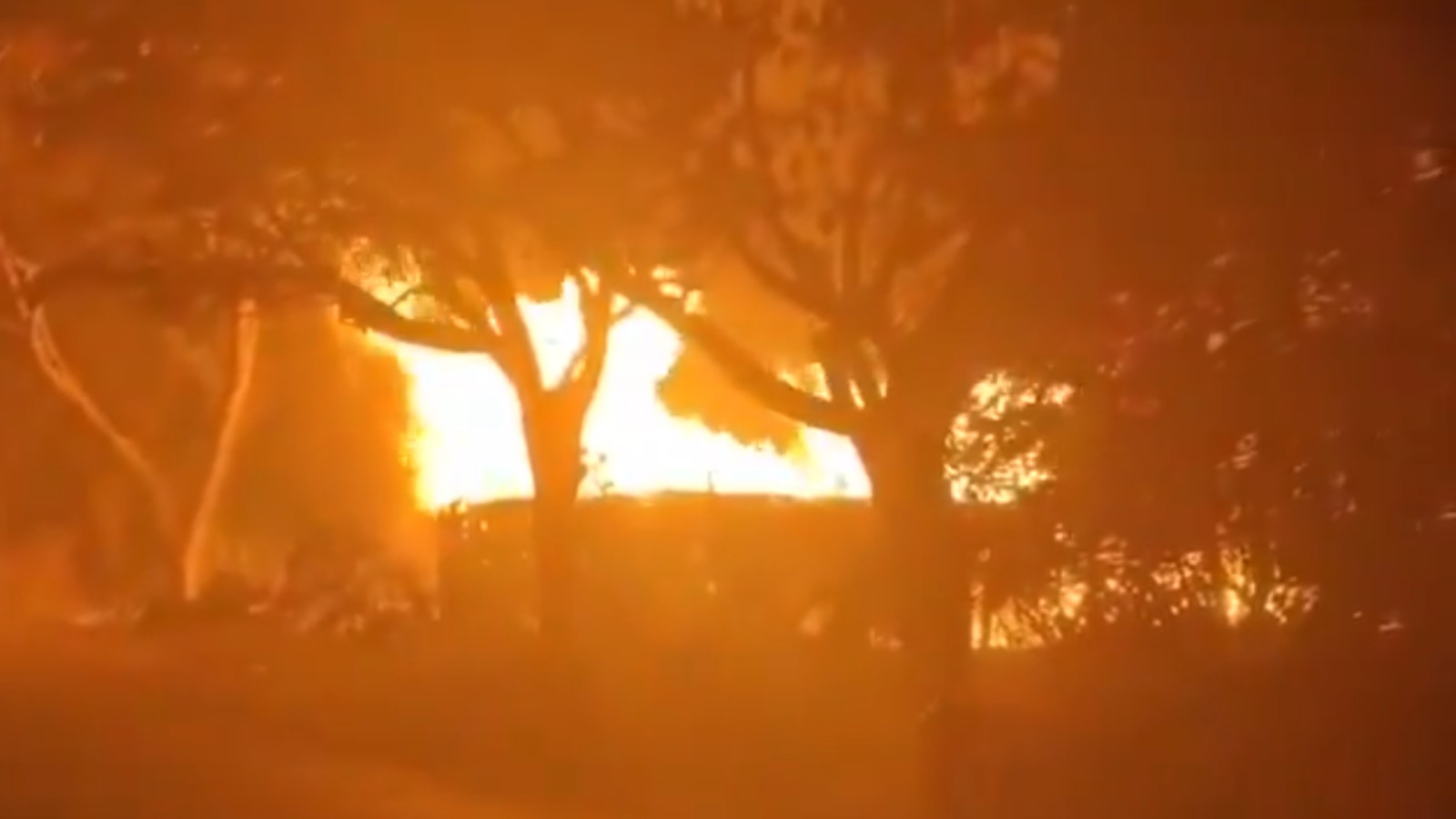 محبوب نگر میں آئل ٹینکر اور ٹرک میں تصادم، زبردست آگ لگنے سے ایک کی موت