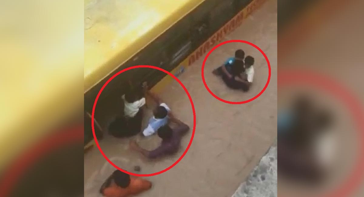 محبوب نگر میں ڈوبی بس سے بچوں کو نکالنے کے بعد بڑا سانحہ ٹل گیا