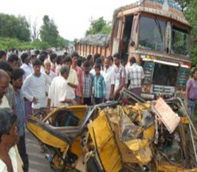 راجمندری میں سڑک حادثہ میں ایک ہی خاندان کے 7لوگ ہلاک