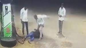 وائی ایس آر سی پی کے لیڈر نے کیا آندھرا میں پٹرول پمپ کے کارکن پر حملہ