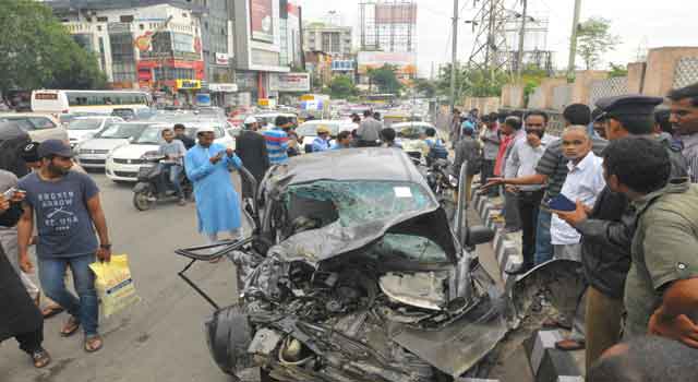  حیدرآباد کے کوکٹ پلی میں بے قابو لاری کی ٹکر ۔چہل قدمی کرنے والی خاتون ہلاک اور دیگر پانچ زخمی