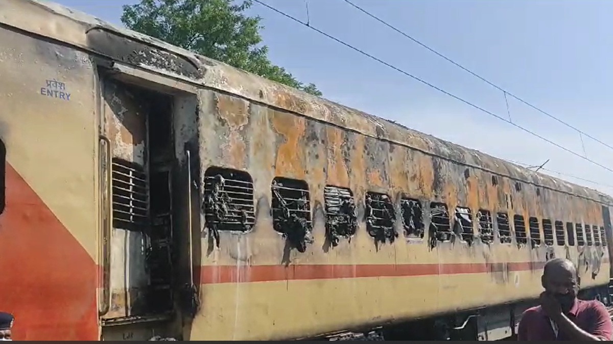 کھڑی ٹرین میں آگ لگنے سے 10 افراد ہلاک حکام کا الزام 