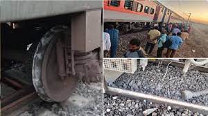 تلنگانہ میں گوداوری ایکسپریس کے 6 ڈبے پٹری سے اتر گئے 
