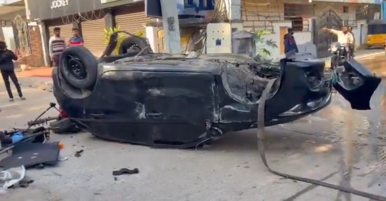 میرپیٹ میں خوفناک حادثہ: تیز رفتاری سے کار الٹنے سے 5 زخمی