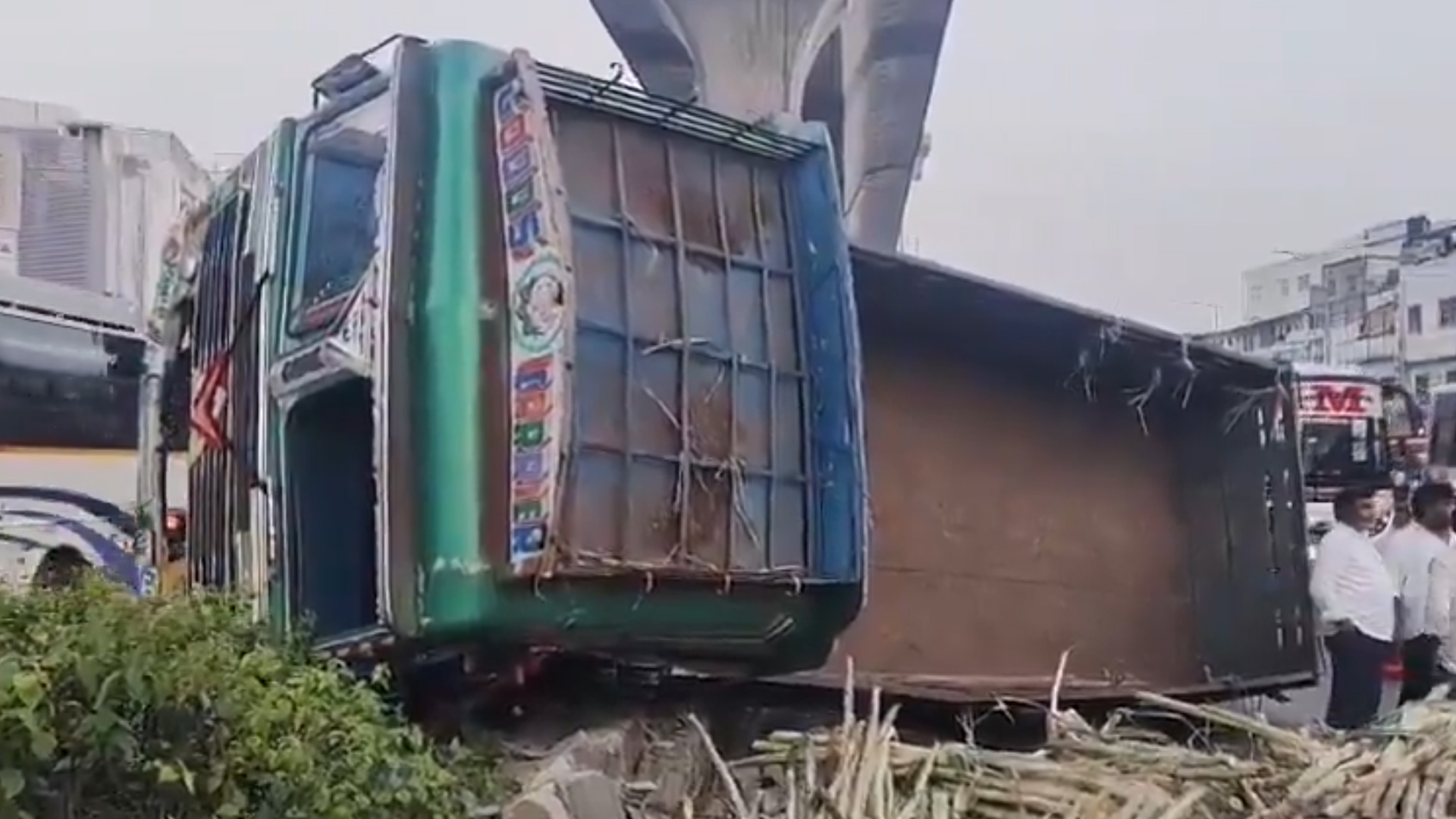 کوکٹ پلی ہائی وے پر تیز رفتار لاری بے قابو ہو کر ڈیوائیڈر سے ٹکرا کر الٹ گئی