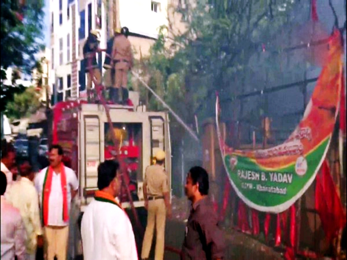 حیدرآباد میں بی جے پی کے دفتر کے سامنے زبردست آگ لگ گئی