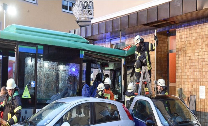 جرمنی میں اسکول بس مکان سے ٹکرا گئی، 20 افراد زخمی