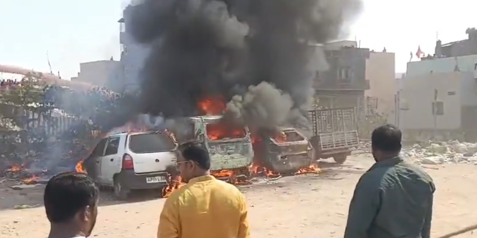 حیدرآباد کے جوبلی ہلز میں پیش آئے خوفناک آتشزدگی کے واقعہ میں کئی گاڑیاں جل کر خاکستر ہوگئیں