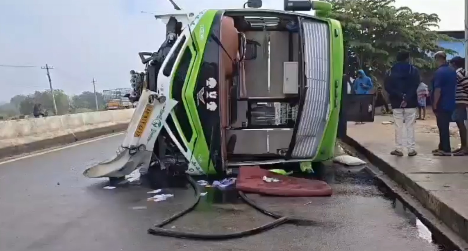 آندھرا-کرناٹک سرحد پر ٹریول بس الٹ گئی: ایک ہلاک، اور دیگر 10 زخمی