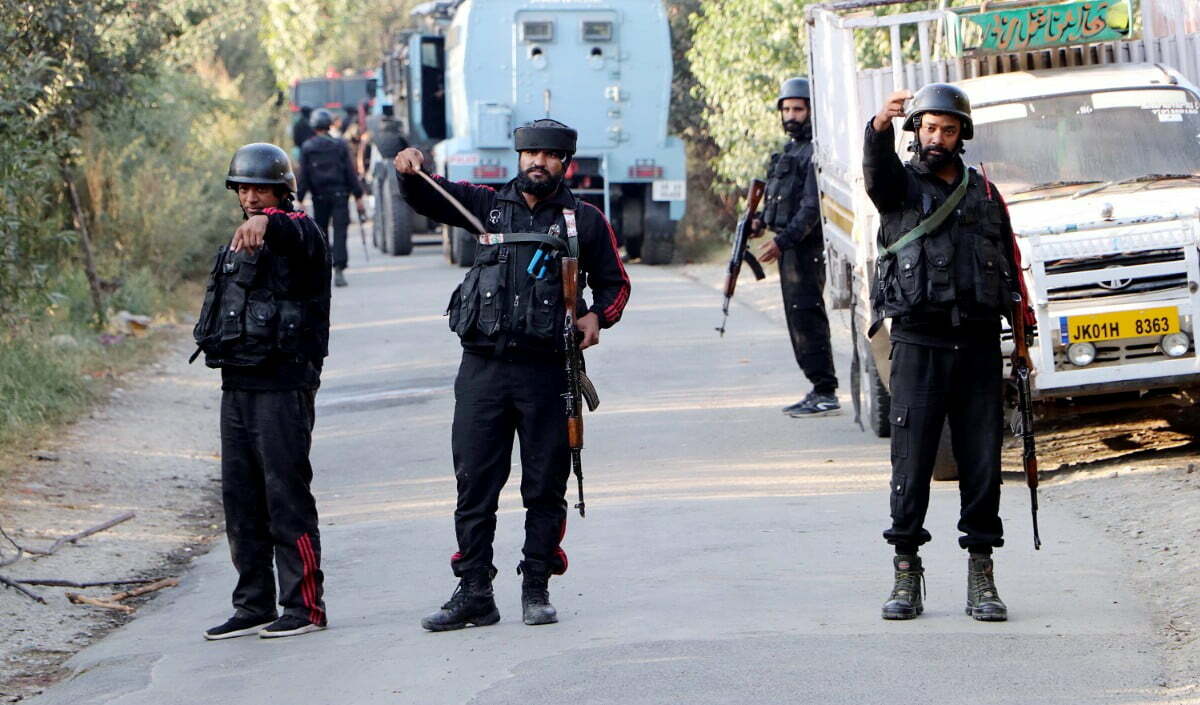 کشمیر میں دہشت گردوں نے یوپی کے 2 کارکنوں کو قتل کر دیا، سوتے ہوئے دستی بم پھینکے!