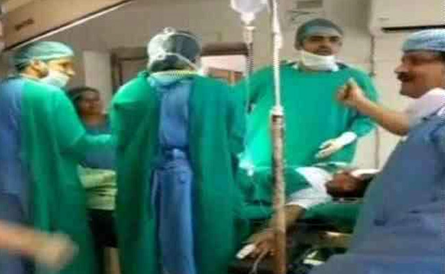 آپریشن ٹیبل پر حاملہ خاتون کی سرجری کے دوران آپس میں لڑنے لگے ڈاکٹر، بچہ کی موت