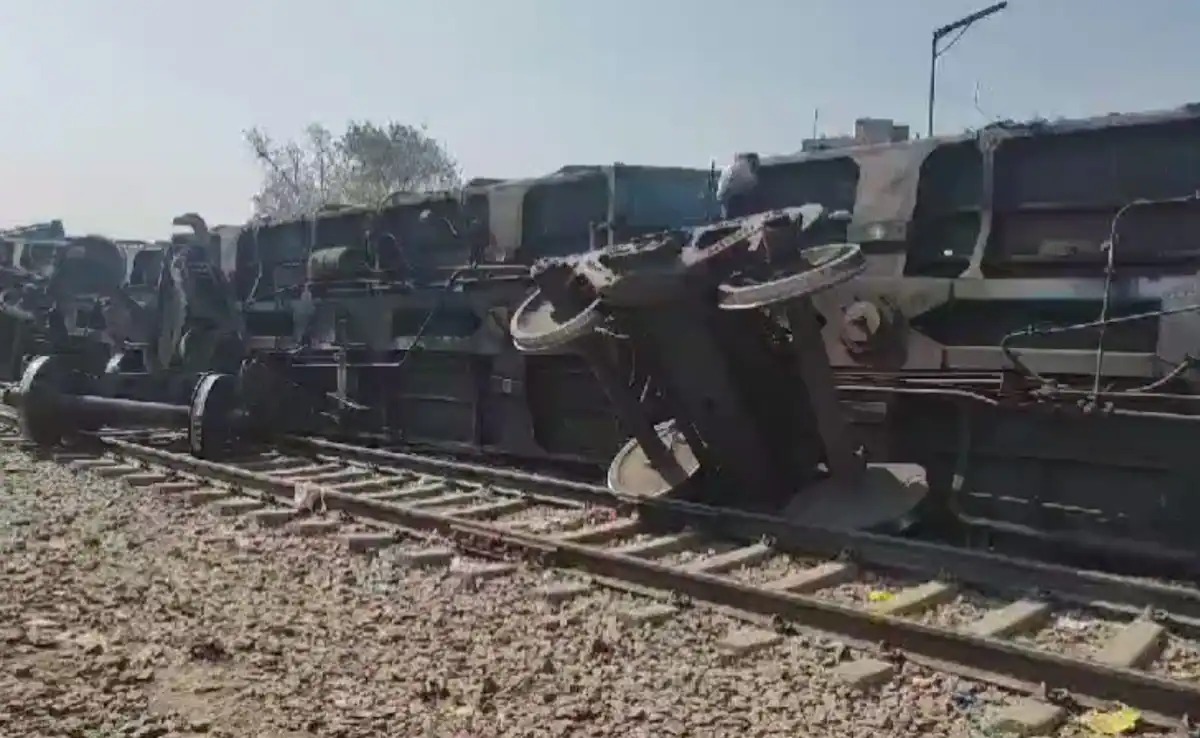 دہلی میں ریسیڈینشل کالونی کے قریب ٹرین کے 10 ڈبے پٹری سے اتر گئے