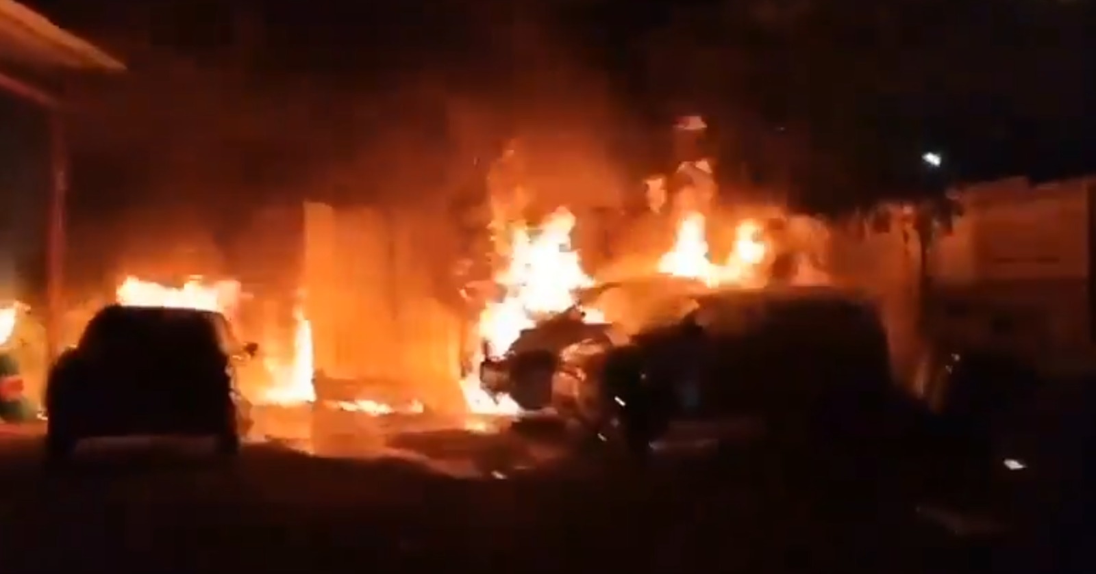 حیدرآباد کے عطا پور میں کار شوروم میں زبردست آگ بھڑک اٹھی