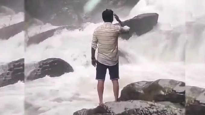 انسٹاگرام ریل بناتے ہوئے آدمی کرناٹک میں بہتی ہوئی آبشار میں گر گیا