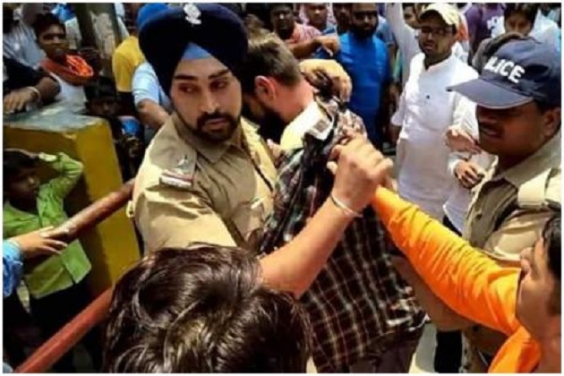 سکھ پولیس افسر نے بچائی مسلم لڑکے کی جان،بھیڑ نے گھیر لیا تھا