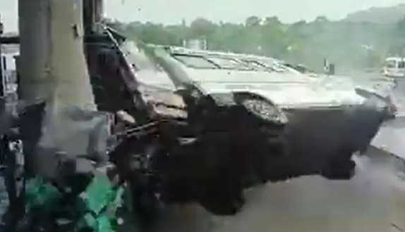 کرناٹک کے ٹول بوتھ پر تیز رفتار ایمبولینس بڑے حادثے کا شکار، 4 ہلاک