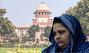 سپریم کورٹ نے ریپ کے 11 مجرموں کی رہائی کو چیلنج کرنے والی بلقیس بانو کی نظرثانی کی درخواست خارج کردی