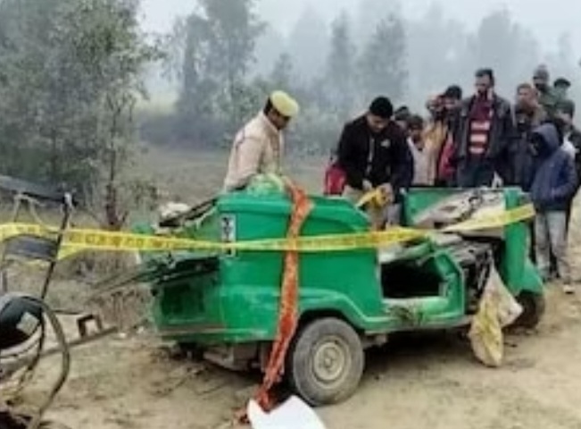 شاہجہاں پور میں خوفناک حادثہ: ٹرک کی ٹکر میں 12 عقیدت مندوں کی موت، سبھی آٹو سے گنگا میں نہانے جارہے تھے