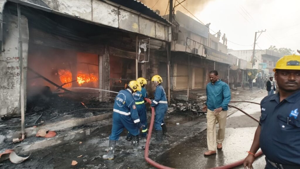 فلک نما پیلس کے قریب فرنیچر کی دکان میں آتشزدگی کا واقعہ