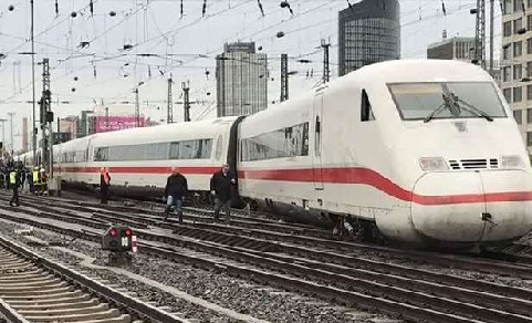 سوئٹزرلینڈ میں پٹری سے اتری جرمنی کی ہائی اسپیڈ ٹرین