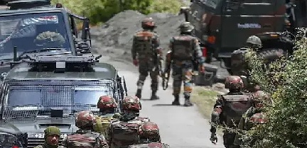 کلگام میں ملی ٹینٹوں کی اندھا دھند فائرنگ سابق فوجی ہلاک، اہلیہ اور بچی زخمی