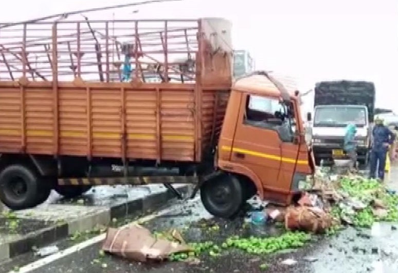 ممبئی میں بارش کی وجہ سے سبزی سے بھری ٹرک نے ماری کار کو ٹکر، ایک کی موت، 4 زخمی