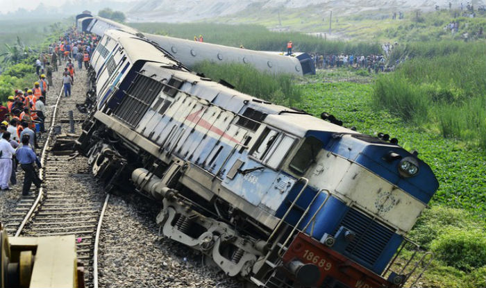 راجيہ راني ایکسپریس پٹری سے اتری: ریلوے کے وزیر نے تحقیقات کا حکم دیا