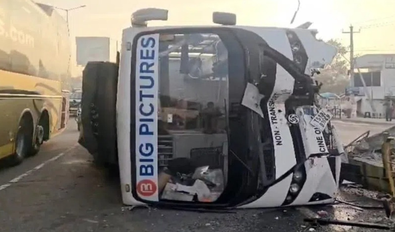 پدا عنبرپیٹ فلائی اوور کے قریب فلم شوٹنگ یونٹ کی بس حادثے کا شکار، تین افراد زخمی