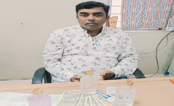 سرکاری ہاسپٹل  کا ملازم 20 ہزار روپے رشوت لیتے ہوئے پکڑا گیا