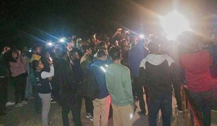 جے این یو JNU میں بی بی سی کی دستاویزی فلم دیکھنے والے طلباء پر پتھراؤ : مقدمہ درج