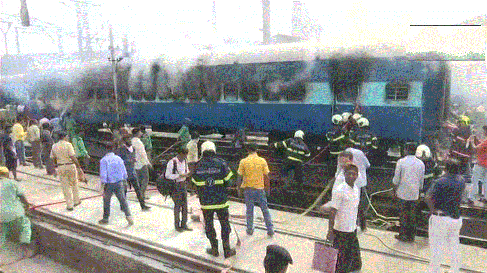 ممبئی: CST ٹرمینل یارڈ میں کھڑی کوچ میں لگی زبردست آگ