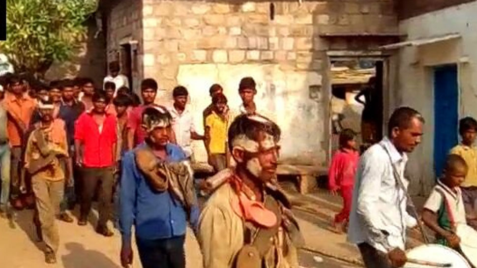 مدھیہ پردیش: شرابیوں کے گلے میں جوتے کی مالا ڈال کر پورے گاؤں میں چکر لگایا