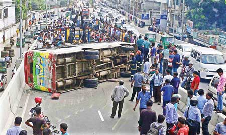 شہرحیدرآباد کے خیریت آباد فلائی اوور پر کار ریلنگ توڑ کر ڈیوائیڈر سے ٹکرا گئی