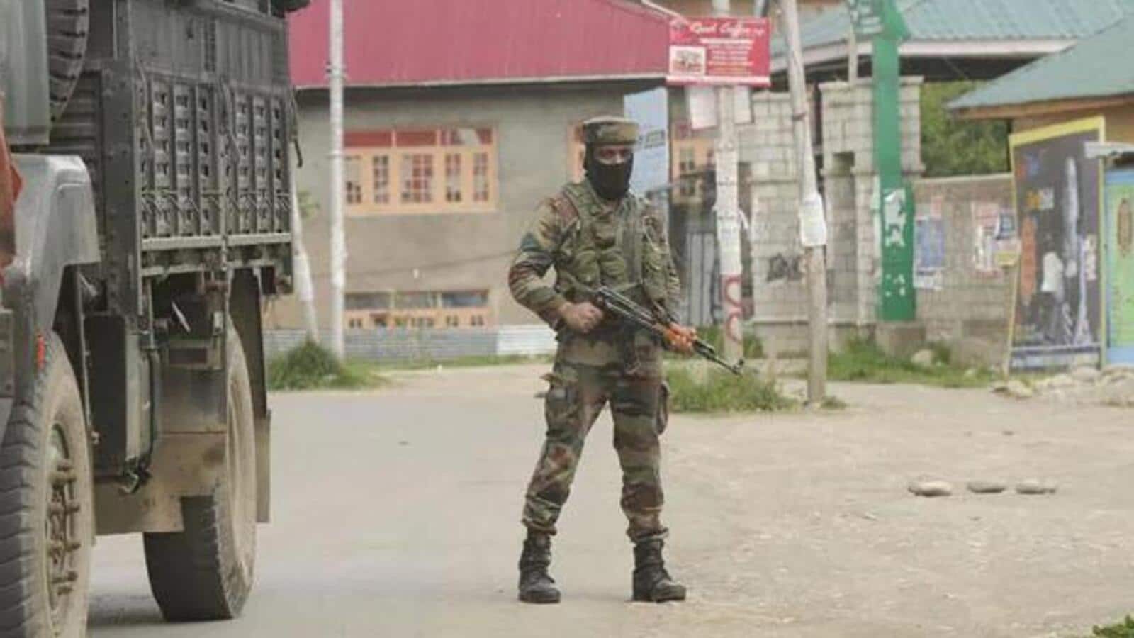 جموں و کشمیر کے پلوامہ میں پولیس اہلکار کے غلطی سے اپنی رائفل سے فائر کرنے کے بعد ایک شخص کی موت ہو گئی۔