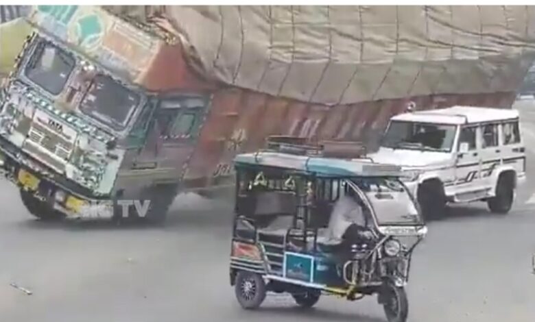 اتر پردیش میں سڑک حادثہ: بولیرو کار پر ٹرک الٹ گیا، ڈرائیور ہلاک