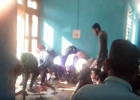 جموں و کشمیر : تاخیر سے پہنچنے پر ٹیچر نے درجنوں طلبہ کی جم کر کی پٹائی ، ویڈیو وائرل ، جانچ شروع