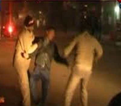 یوپی پولیس نے کی نوجوان کی پٹائی،کیمرے میں قید