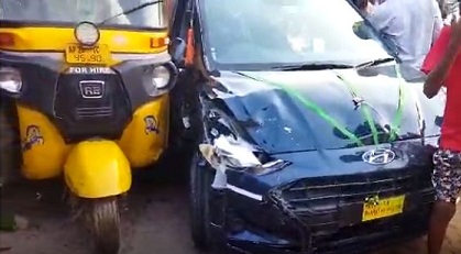 پوجا کے لیے لائی گئی نئ کار تباہی کا شکار ہوگئی 