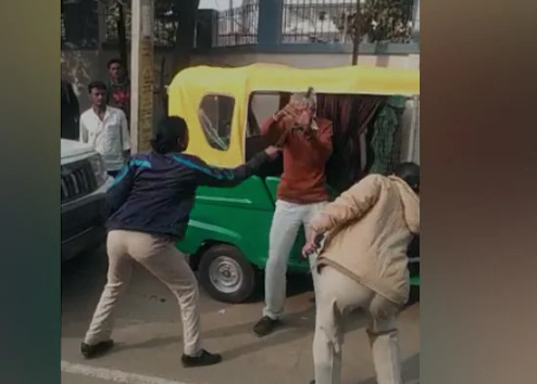 سائیکل ہٹانے میں تاخیر پر خاتون کانسٹیبل نے معمر شخص پٹائی کردی