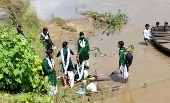 انوپ پور میں حادثہ یا لاپرواہی: 20 سے زائد اسکولی بچوں سے بھری کشتی دریا میں الٹی