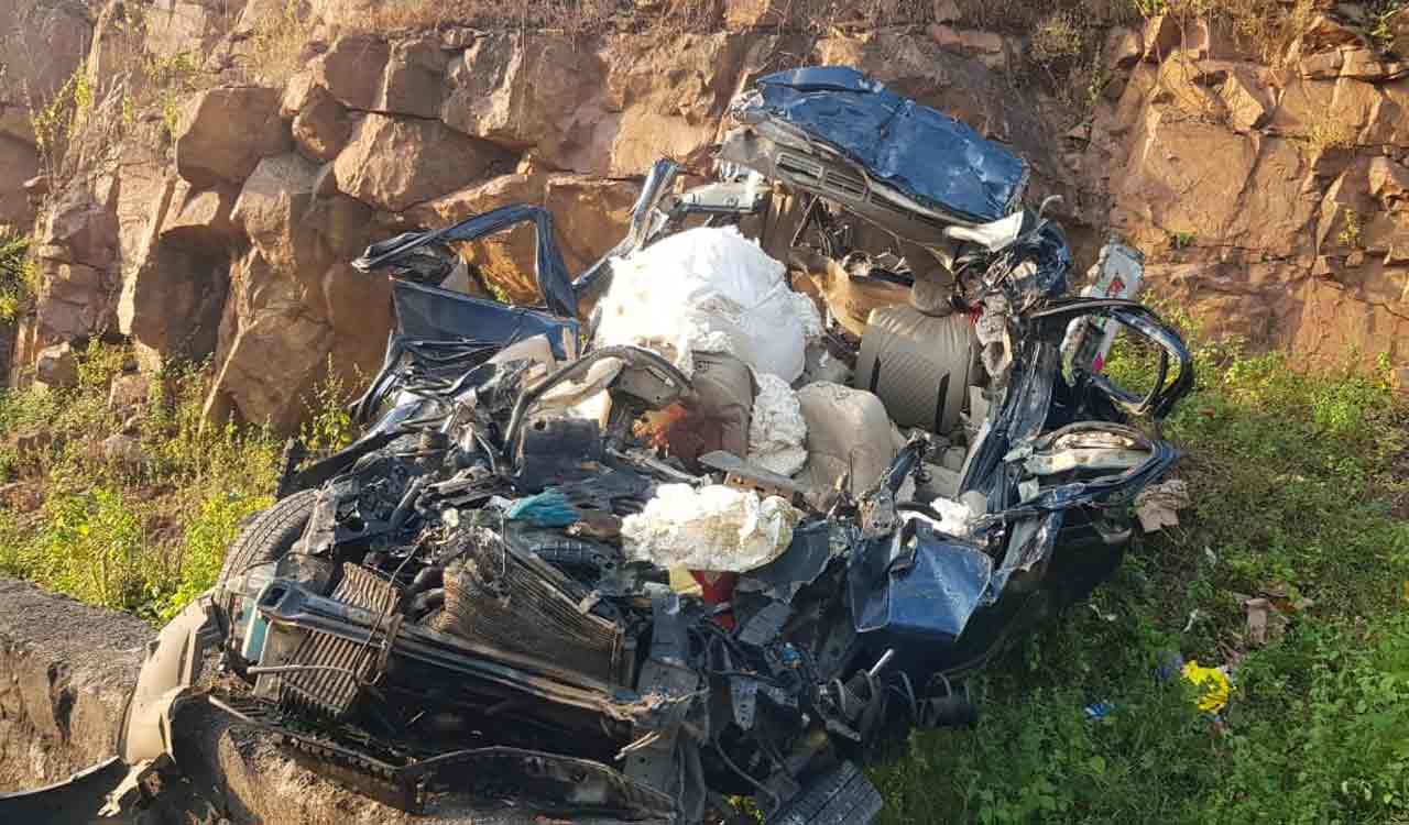 عادل آباد میں کنٹینر لاری کی کار سے ٹکرانے سے چار افراد ہلاک