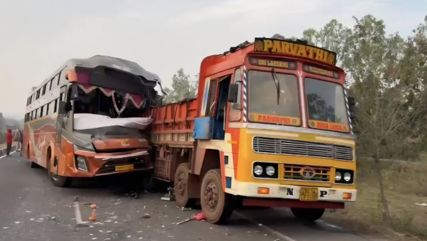تلنگانہ عادل آباد روڈ حادثہ: بس اور لاری کے تصادم میں دو افراد ہلاک، تین زخمی