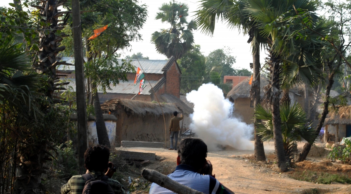 بنگال کے مرشد آباد میں جھڑپوں کے درمیان بم دھماکوں کی اطلاع